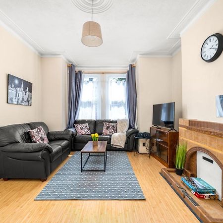 Homely 4-Bedroom Home With 2 Baths & Free Parking Лондон Экстерьер фото