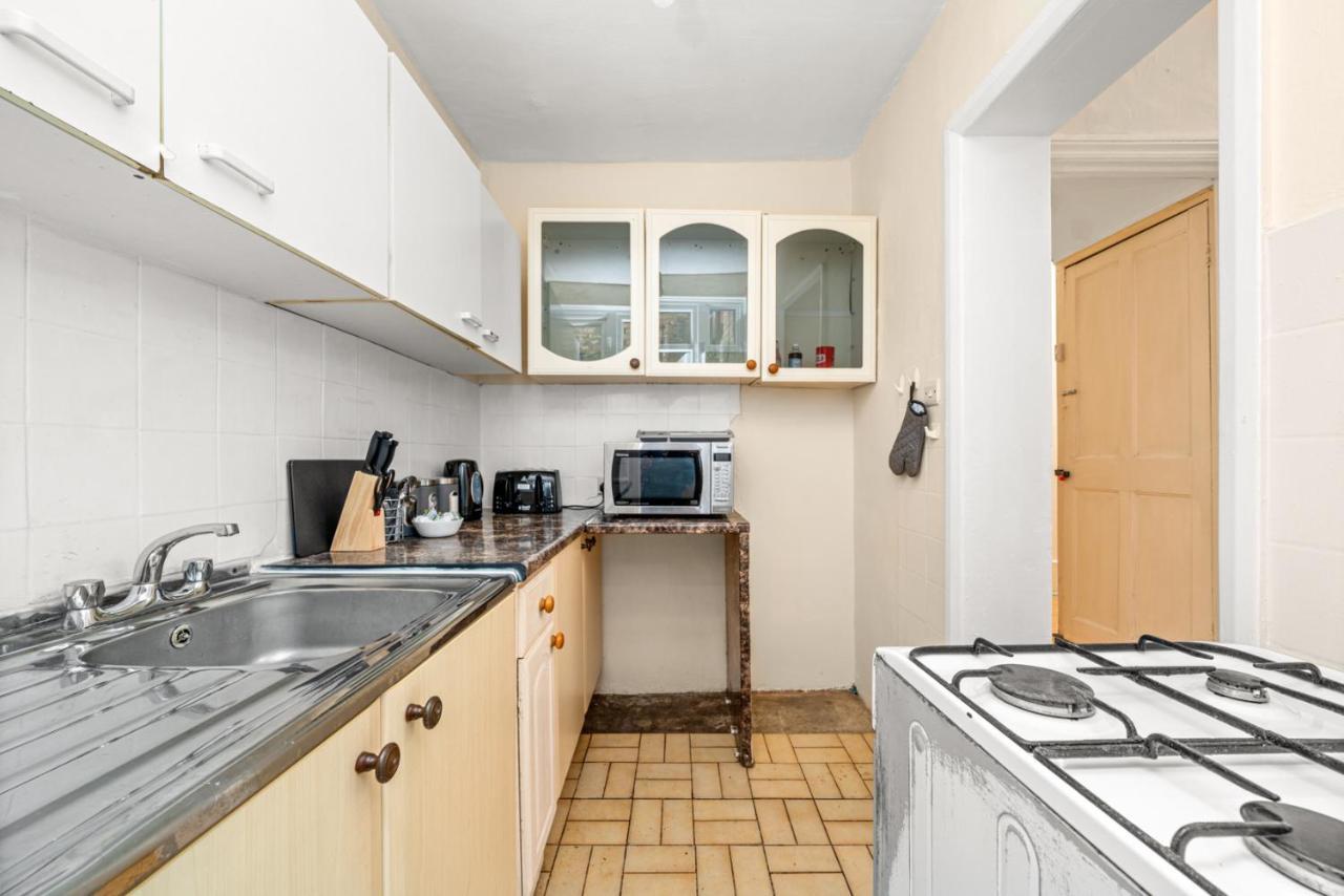 Homely 4-Bedroom Home With 2 Baths & Free Parking Лондон Экстерьер фото