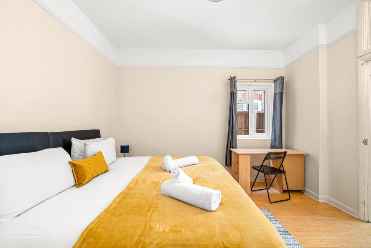 Homely 4-Bedroom Home With 2 Baths & Free Parking Лондон Экстерьер фото