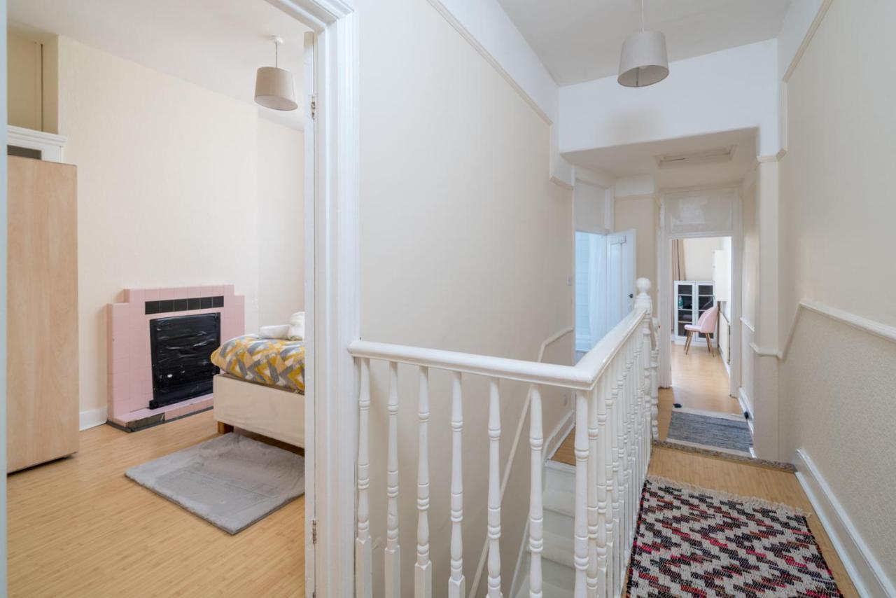 Homely 4-Bedroom Home With 2 Baths & Free Parking Лондон Экстерьер фото