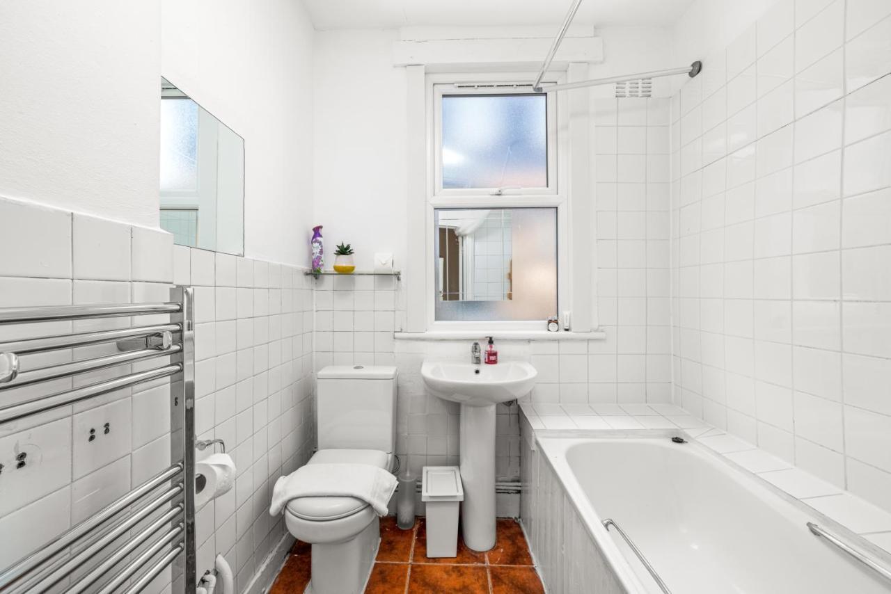 Homely 4-Bedroom Home With 2 Baths & Free Parking Лондон Экстерьер фото